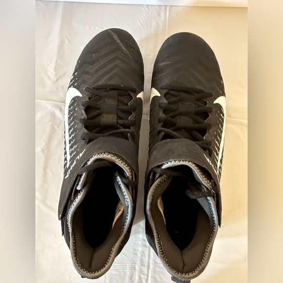 Nike Alpha Black and White Football Cleats Men’s
Size 8.5 - Picture 3 of 9